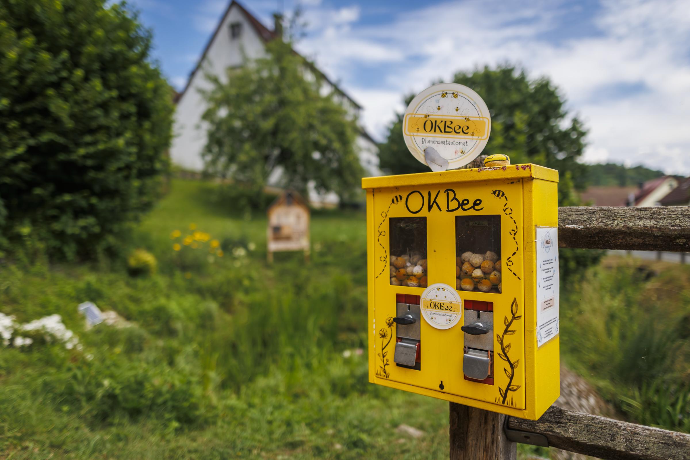 In Oberkrumbach haben die Kinder gemeinsam mit den Eltern einen Kaugummi-Automaten für Bienen umfunktioniert. Das Ergebnis zeigten sie beim Wettbewerb "Unser Dorf hat Zukunft"