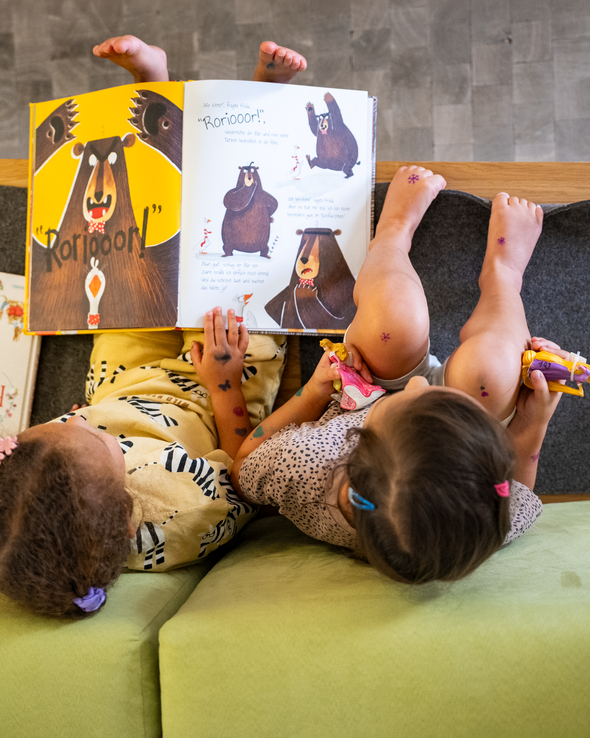 Kinder lesen in einer Bücherei. Büchereien sind für die Dorfgemeinschaft gute Treffpunkte für Jung und Alt.