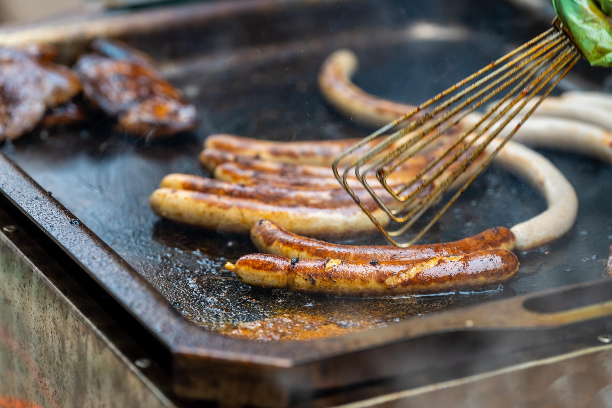 Der Bürgermeister in Bernried grillt für seine Bürgerinnen und Bürger