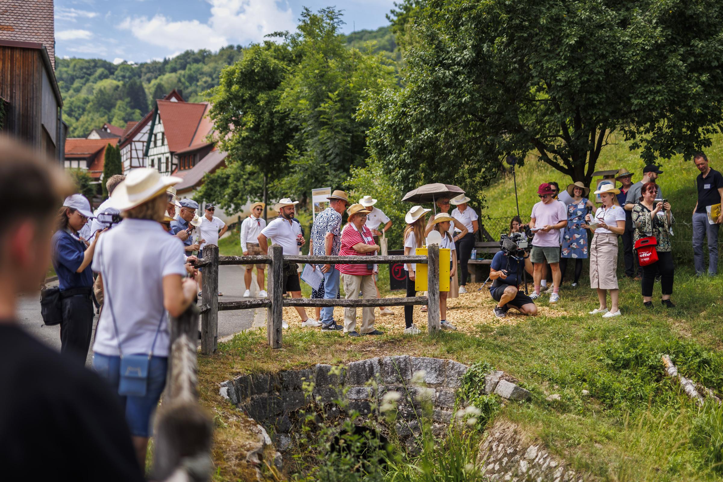 Menschen schauen sich beim Dorfwettbewerb den mittelfränkischen Ort Oberkrumbach an.